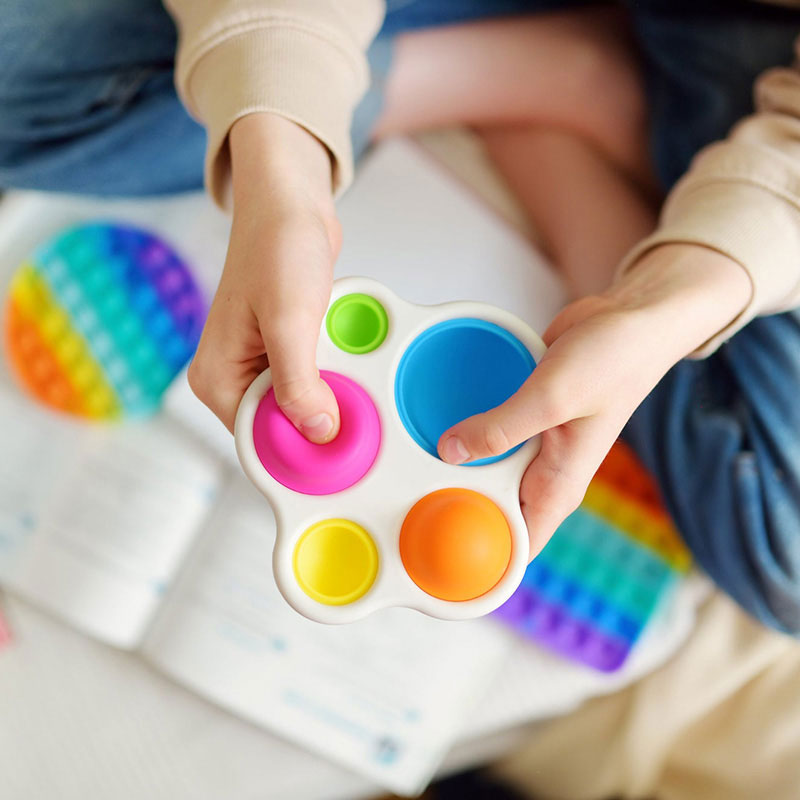 چطور با کمک اسباب‌بازی تمرکز کودک را بالا ببریم؟