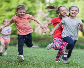 بازی وسطی؛ محبوب‌ترین بازی گروهی کودکان در حیاط مدرسه